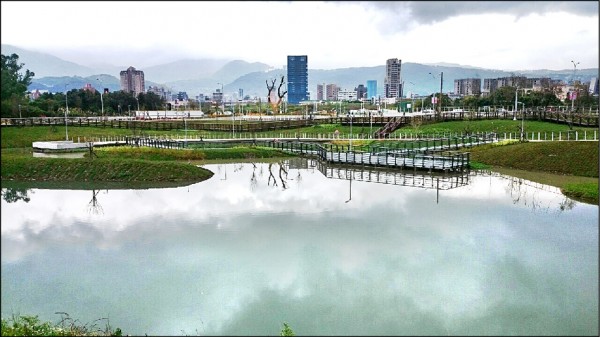 洲美蜆仔港公園內建有棧道、親水平台，可遠眺七星山及大屯山系。（公園處提供）