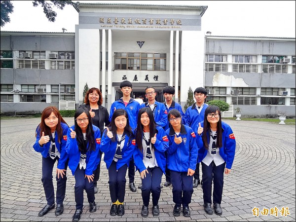 台東高商十位錄取大學繁星的學生與校長劉玲慧（後排左一）合影。（記者黃明堂攝）