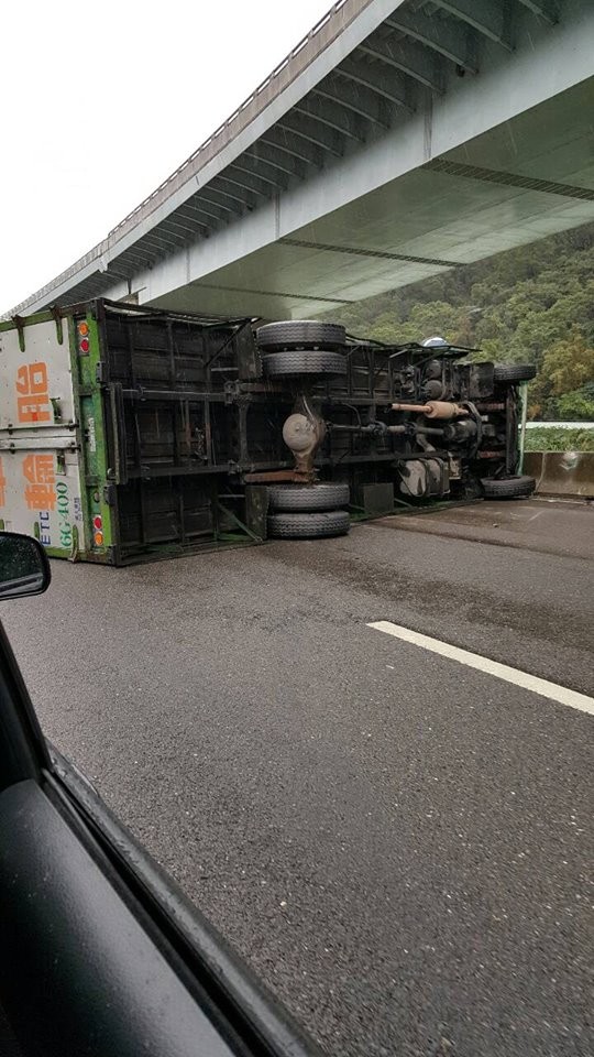 《爆料公社》網友PO文指國1北平面段、五股交流道附近貨車翻車。（圖擷取自臉書）