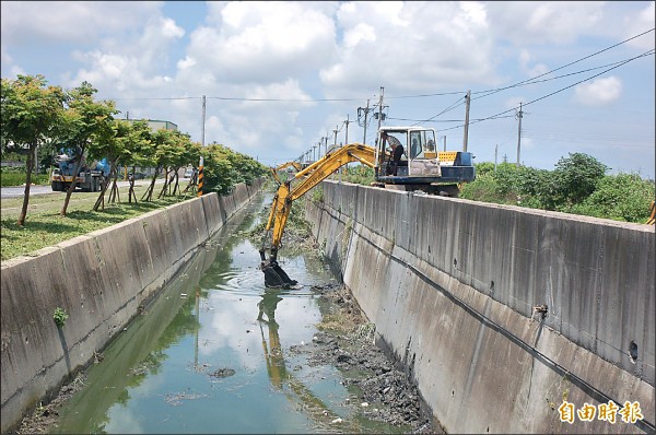 縣府完成縣管河川排水瓶頸河段疏浚工程發包。（記者林國賢攝）