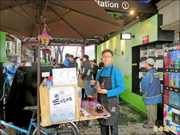 市府社會局在火車站旁設立培力商店Station 1，還結合「咖啡老爹烘焙工作坊」販賣咖啡。（記者蘇金鳳攝）