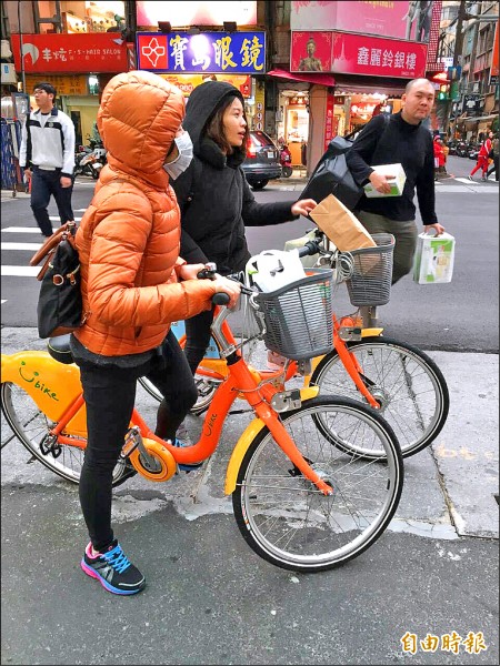 中壢街頭處處可見騎乘U-Bike的年輕人。（記者謝武雄攝）