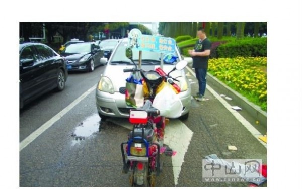 一名暴走的男子用電動車衝撞豐田汽車，高喊；「要為中國報仇！」等激進言論。（圖片轉載自《中山日報》）