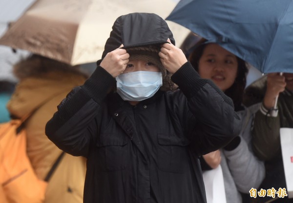 今天（11日）全台有雨，且溫度偏低。（資料照，記者簡榮豐攝）