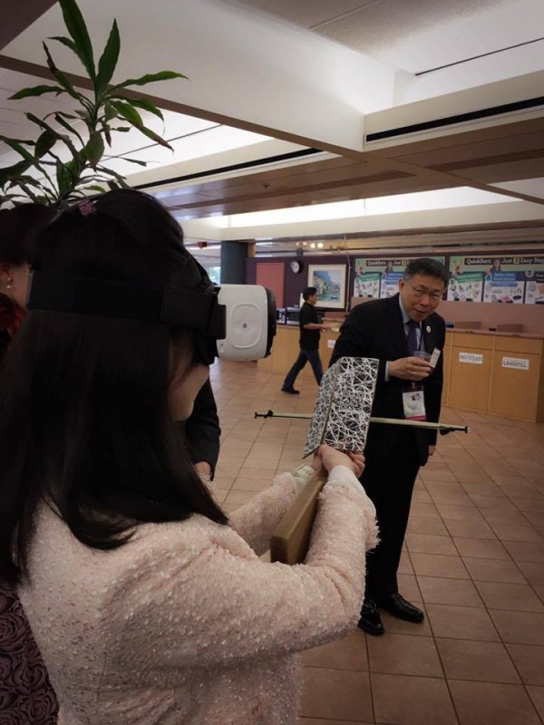 台北市議員高嘉瑜陪同柯P赴美考察，她今日在臉書上透露，在試玩台灣人開發的虛擬實境射擊時，「一不小心就指向柯市長了」。（圖擷自高嘉瑜臉書）