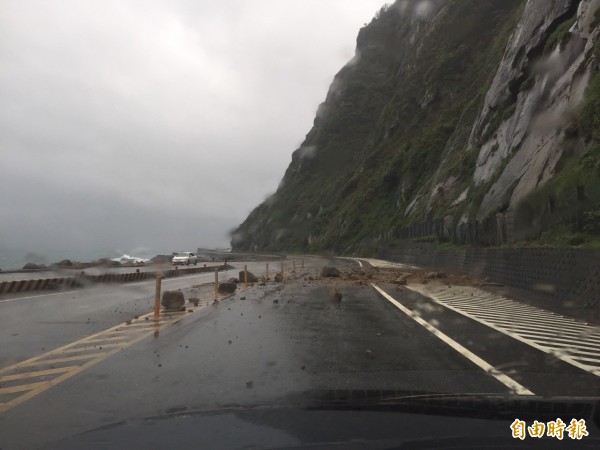 連日大雨導致濱海公路旁的土石滑落，擋住車道。（記者吳昇儒攝）