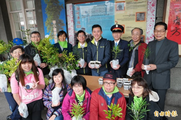 新竹市府響應「帶小樹苗去旅行」植樹活動，在台鐵新竹車站送給民眾和旅客800棵台灣原生種各類小樹苗，期許小樹長成大樹。（記者洪美秀攝）