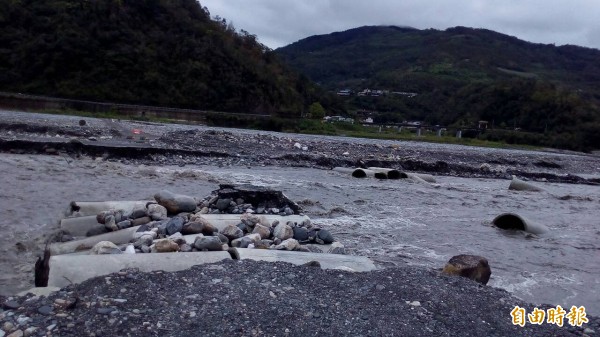 大雨不斷，大同英士便道遭沖毀。（記者簡惠茹攝）