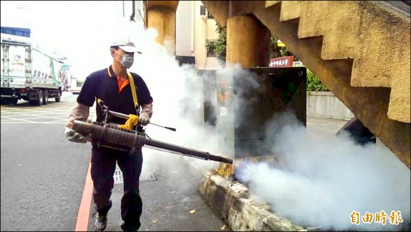 環保局今年將往年委外登革熱噴藥消毒業務，全面收回自行執行。（記者蔡淑媛攝）