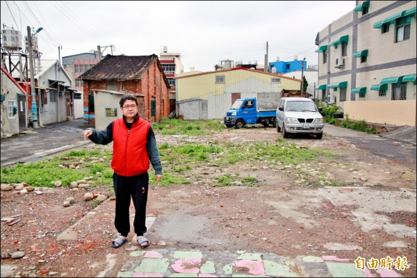 地主趙先生站在該土地上，娓娓道出前因後果。（記者鄭鴻達攝）