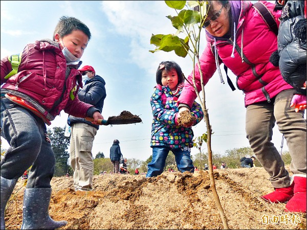 金門縣林務所舉辦植樹活動，師長帶著小朋友熱情參與。（記者吳正庭攝）