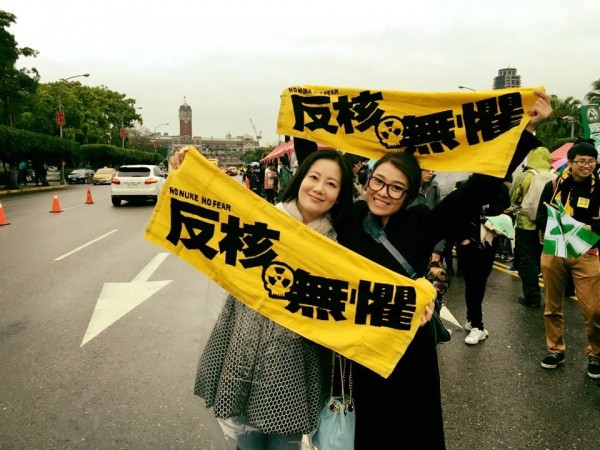 顏若芳、吳思瑤今日至凱道聲援反核大遊行。（圖擷取自顏若芳臉書）