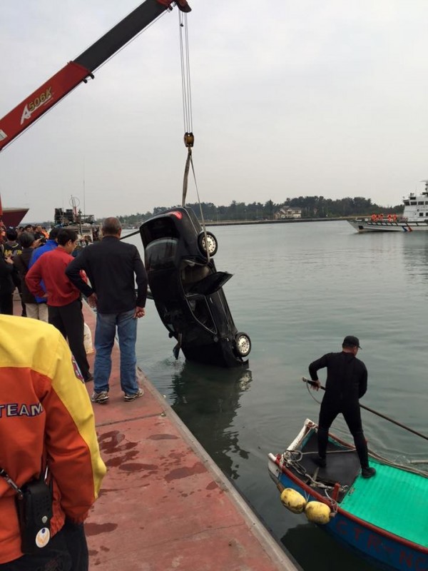 台南市安平區今天下午3時許，傳出一起轎車墜海事件。（圖擷取自爆料公社）