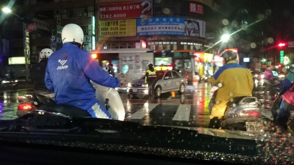 新北市三重區力行路與三和路四段路口發生一起機車擦撞自小客車事故。（圖擷取自爆料公社）