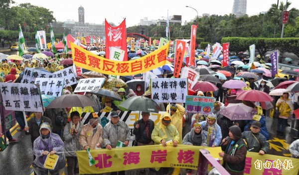 2016廢核遊行12日下午在大雨中展開，民眾熱情參與，表達反核立場。（記者劉信德攝）