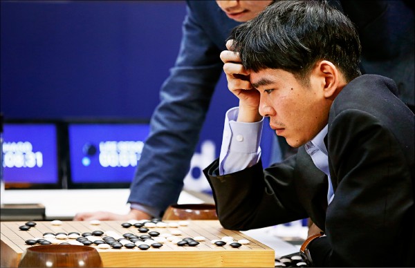 世界圍棋冠軍南韓李世石連三負於Google旗下人工智慧系統AlphaGo。圖為李世石12日盤中深思。
（美聯社）