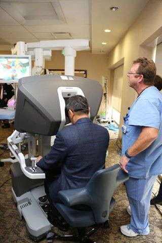 台北市長柯文哲今日來到舊金山的艾爾卡密諾醫院（El Camino Hospital），柯P更對微創手術的「達文西手術設備」嘖嘖稱奇，還忍不住親自上場操作。（圖擷自柯文哲臉書）