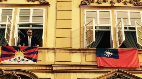 抗議布拉格締約中國北京，協議內容矮化台灣，捷克反對黨TOP 09在下議院外牆高掛中華民國和西藏國旗。（圖擷自推特） 