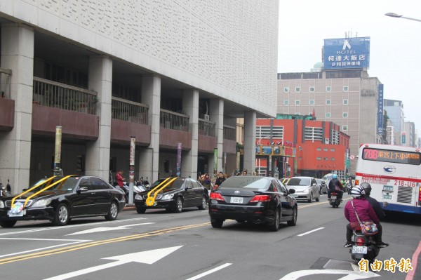 賓士車隊及地方陣頭組成的出殯隊伍塞爆基隆市區。（記者林欣漢攝）