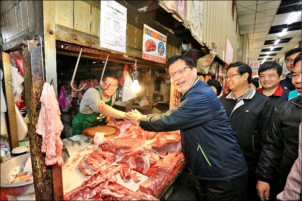 市長林佳龍（前）走訪第三市場，推出「文創市場」概念。（記者張瑞楨翻攝）