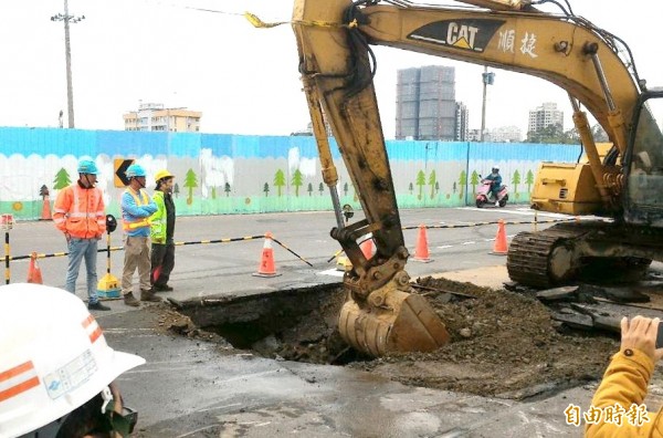 中市文心南路與三民西路發生路面下陷，建設局正全力搶修中（記者蘇金鳳攝）