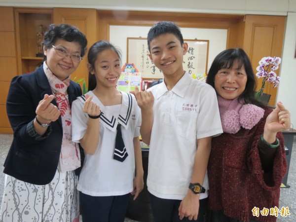 光明國中舞蹈班今年三十而立，全國學生舞蹈賽大放「光明」，張秉榕（右二）首摘全國冠軍。（記者蘇孟娟　攝）