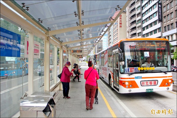 台北市公車運價、票價因新北市尚未定案緩漲，16日雙北市交通局長將會面討論此事，盼取得共識，內定4月1日新制上路。（記者郭逸攝）