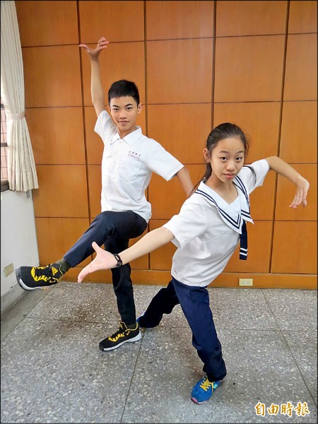 光明國中舞蹈班今年將30而立，學生張秉榕（左）獲民俗舞特優第一及最佳舞技獎，廖婕詒獲古典與現代舞雙優等。（記者蘇孟娟攝）