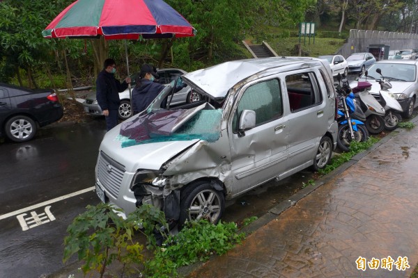 肇事車頭嚴重凹陷損毀。（記者王冠仁攝）