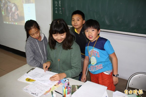 埔里鎮福興里社區自辦學童夜間課輔，聘請暨南大學教政系學生輔導學童作業及英、數能力。（記者佟振國攝）