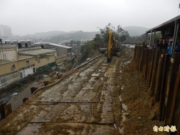 基隆教忠街168巷擋土牆元月坍塌，正在做復建工程。（記者盧賢秀攝）