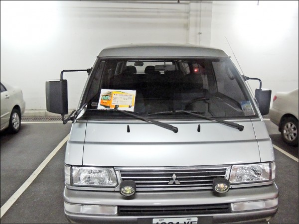 教育局今年推動租賃交通車核備標章，需置於交通車副駕駛座擋風玻璃前明顯處，方便家長及稽查人員辨識。（台北市教育局提供）