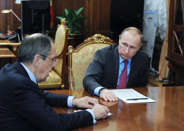 俄羅斯總統普廷（右）下達週二起，俄軍自敘利亞撤軍。（歐新社）
