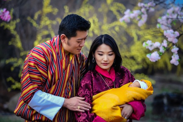 35歲的不丹國王旺楚克與25歲的王后佩瑪結婚5年後，今年升格當父母，日前在小王子誕生滿月時，不丹當局在首相等人的帶領下，在全國植樹為小王子祝福。（法新社，資料照）