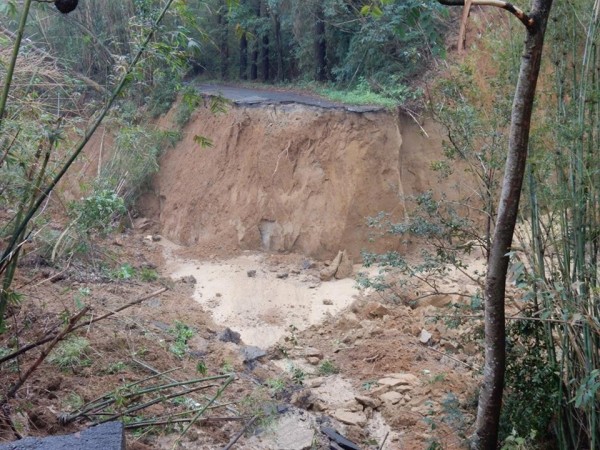 新竹縣寶山鄉出現地層滑動走山災情，還好沒有造成人員傷亡。（擷取自寶山鄉長邱坤桶臉書）