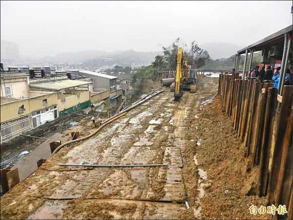 教忠路168巷坍塌山坡，目前市府正進行山坡復建工程。
（記者盧賢秀攝）