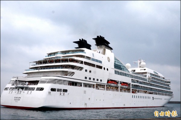 國際郵輪璽寶旅行者號(Seabourn Sojourn)，昨天清晨七時靠泊花蓮港，船上共載四百五十名歐美旅客。（記者王峻祺攝）