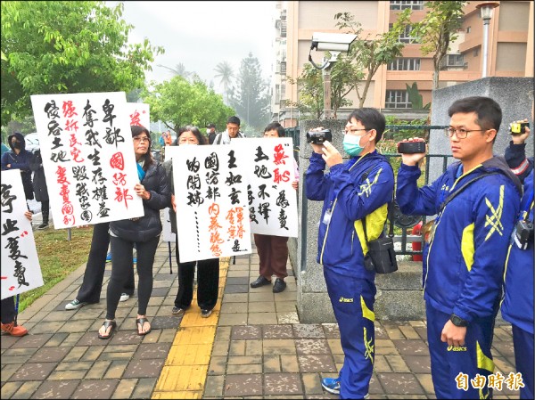 高雄地院強制執行左營自治新村拆遷行動，眷戶抗爭拒搬，雙方僵持協調。（記者黃良傑攝）