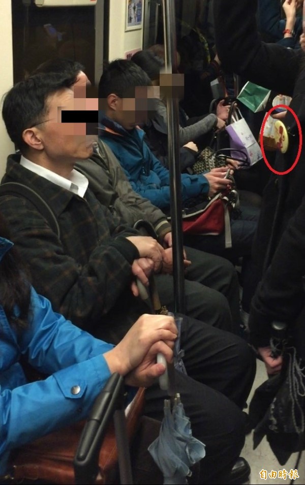 記者請孕婦搭捷運實測，乘客均無視胸章，沒有讓座。（記者梁珮綺攝）
