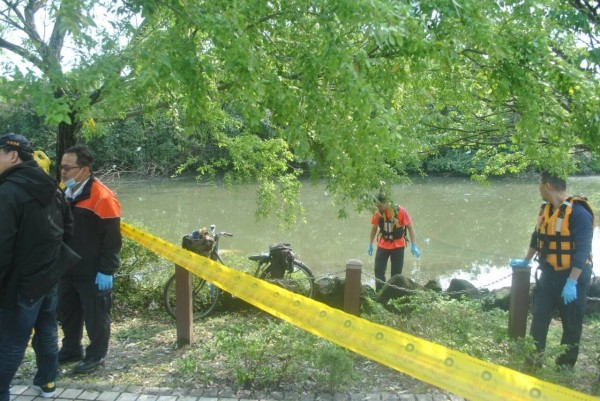 八旬老翁陳屍公園水池，警消單位到場勘查（記者邱俊福翻攝）