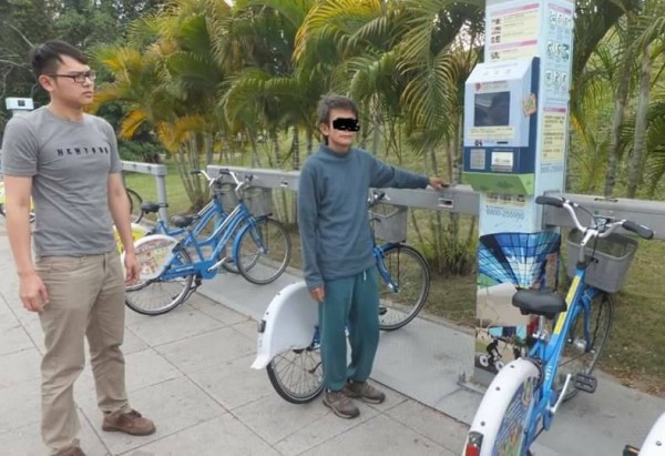 阮嫌（右）在高捷中央公園站偷車。（記者洪定宏翻攝）