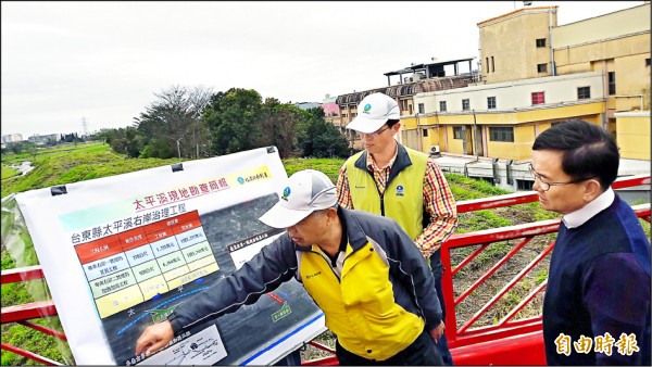 太平溪右岸將有兩件三點五億元治水工程將執行，立委劉櫂豪（右一）昨天聽取第八河川局長陳重隆簡報。（記者黃明堂攝）