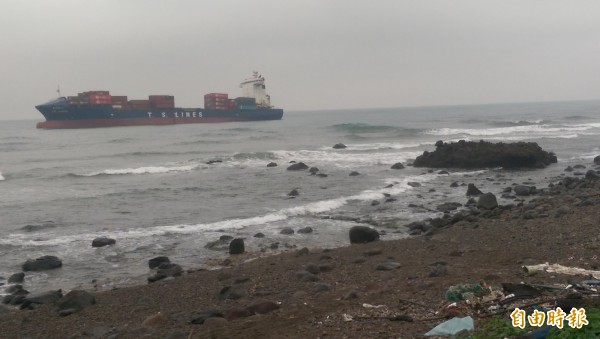 「德翔台北」貨櫃輪10日擱淺，船東後續針對抽油和岸際除油進行作業。（記者李雅雯攝）