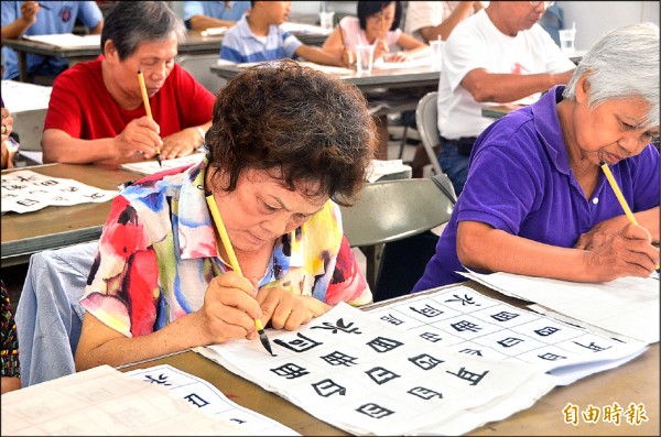 花蓮市公所推出「洄瀾溫馨情‧社區新境界」大旗艦社福計畫，提供銀髮族多元課程。
（記者王錦義攝）