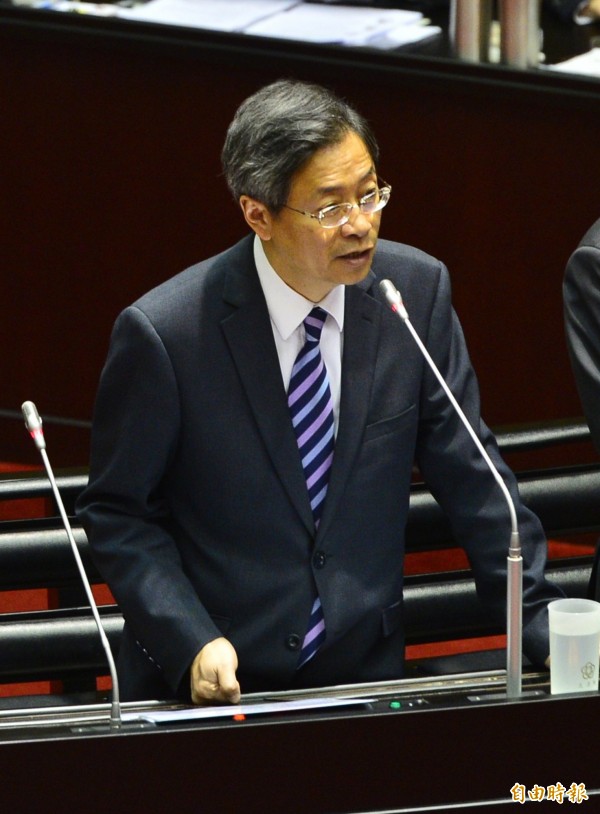 行政院長張善政閣揆張善政，今日對於台北市長柯文哲研議颱風假要補班補課，直說這僅是柯P「他一人的市長意見」。（資料照，記者王藝菘攝）