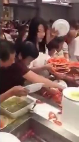 有民眾在臉書上PO出中國人光顧泰國吃到飽店家的影片，讓網友看了直呼「普渡到了？」（圖擷取自影片）