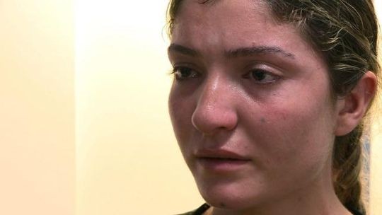 阿蘿西接受媒體採訪時，淚訴那段被ISIS擄走的日子。（圖擷自今日美國）
