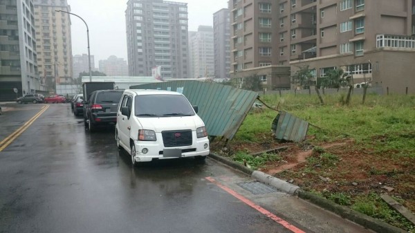 民眾在白色廂型車內發現腐屍。（記者黃捷翻攝）