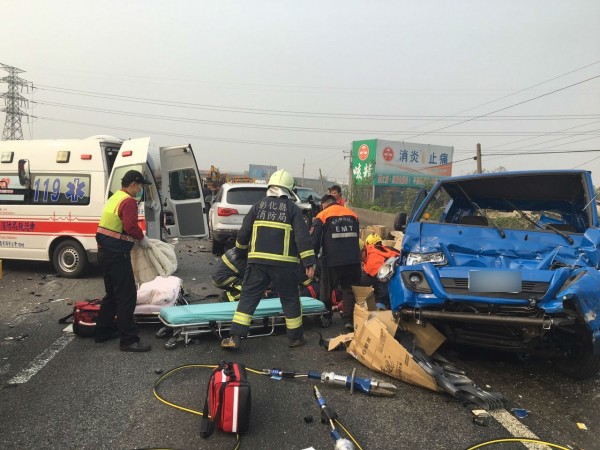 中山高彰化路段驚傳5輛車連環追撞，消防人員將小貨車上2人拉出車外急救。（記者湯世名翻攝）