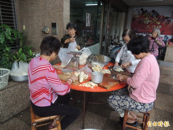 北港民眾今天即張羅食材，為白沙屯媽祖進香團準備餐點。（記者陳燦坤攝）